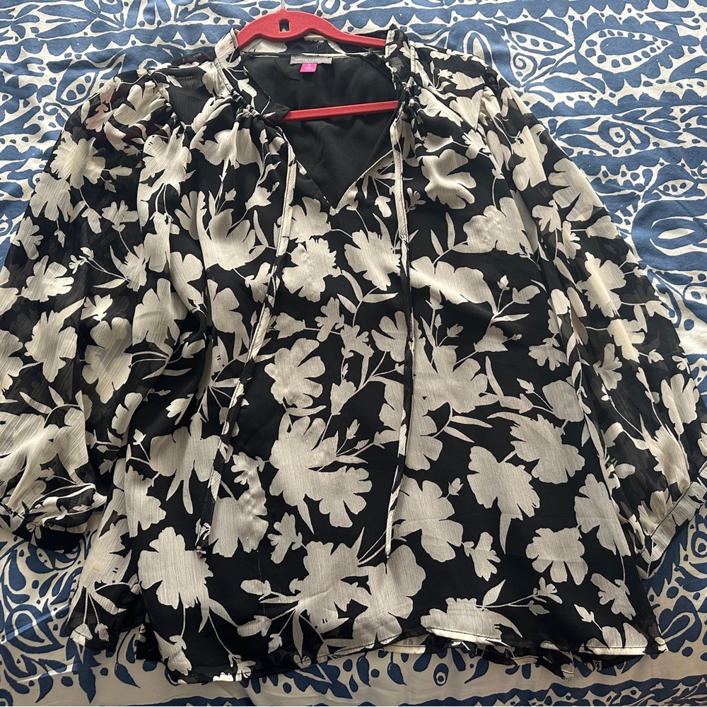 Vince Camuto Black and White flowered blouse. Runs large!